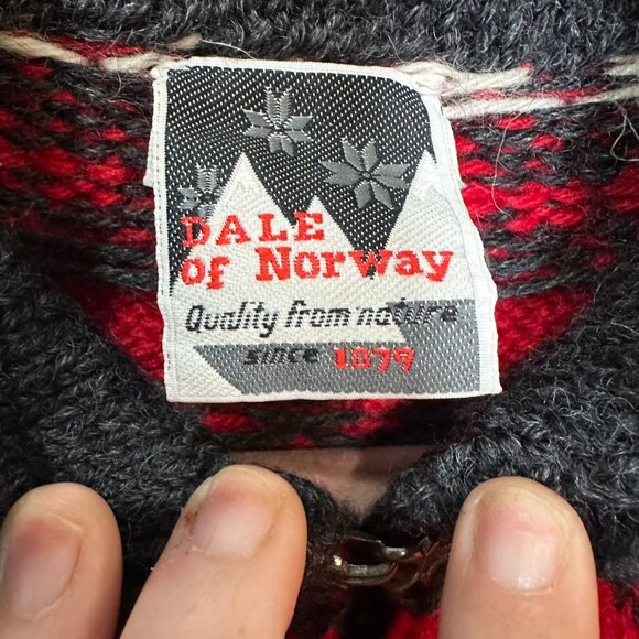 DALE of NORWAY Men's Haukeli Pure Wool Sweater Size Large Red Pewter Clasp - Picture 7 of 11